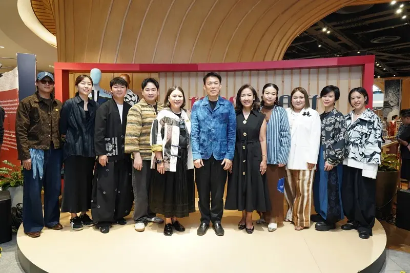 ไอคอนคราฟต์ จับมือ 5 แบรนด์แฟชั่นสุดคราฟต์จากภาคเหนือ ร่วมจุดประกายความคิดสร้างสรรค์แบบไทยในงาน Bangkok Design Week 2026 ผ่านนิทรรศการ “ICONCRAFT X PATTERN.ERS CHOKE-LARB POP UP EXHIBITION” 20 มกราคม – 15 กุมภาพันธ์ 2569 ณ ไอคอนคราฟต์ ชั้น 4 ไอคอนสยาม