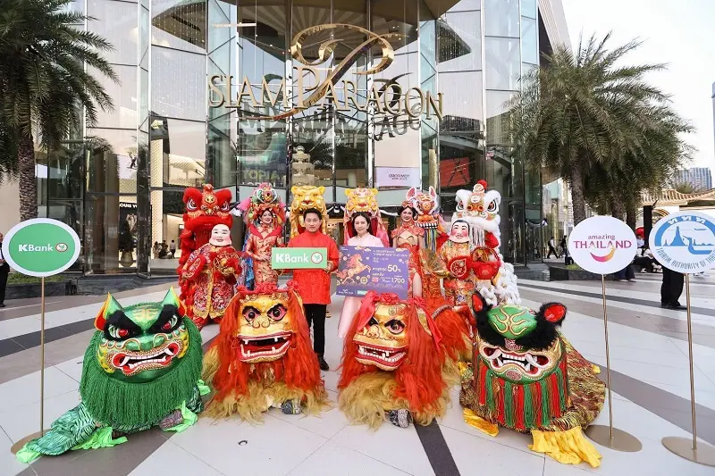 สยามพารากอน ผนึก ททท. และ ธนาคารกสิกรไทย เนรมิตแลนด์มาร์กตรุษจีนใจกลางกรุงฯ “Siam Paragon A Prosperous Chinese New Year 2026” ตื่นตาโชว์วัฒนธรรมจีน พร้อมไฮไลท์สุดเอ็กซ์คลูซีฟกับศิลปินดัง “จู เจิ้งถิง” ระหว่างวันที่ 11 – 18 กุมภาพันธ์ 2569