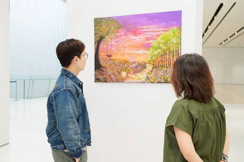 ไอคอนสยาม ชวนฟังเสียงที่ดังที่สุดในความเงียบ ผ่านนิทรรศการ “The Loudest Silence” นำเสนอ 31 ผลงานศิลปะจากศิลปินหูหนวก พร้อมกิจกรรมสร้างสรรค์เพื่อทุกคน